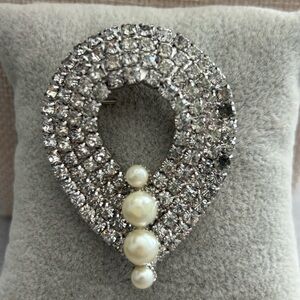 Vintage Rhinestone & Faux Pearl Statement Brooch – Silver Tone | Classic Glam